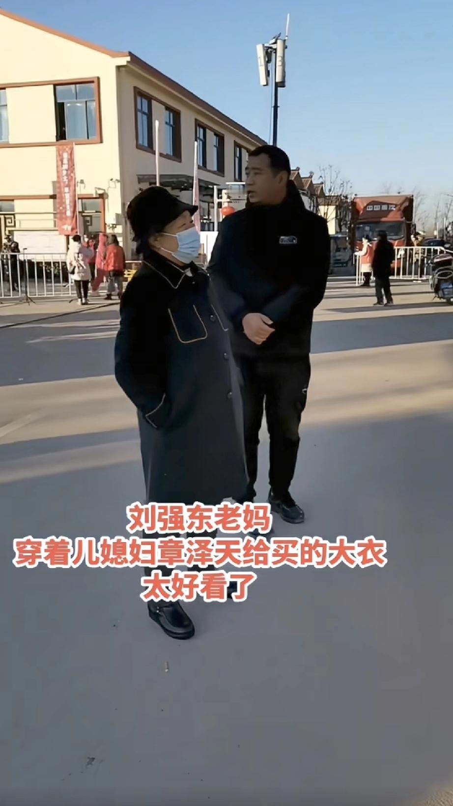 刘强东的母亲戴着章泽天买的赫本同款的帽子，回到光明村了，叫了货车搬了桌子，买了韭