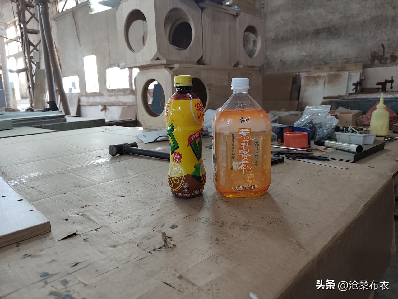 真心话茶局给工友帮忙，工友给了两瓶水，我让老婆喝。别人给老婆水她却不喝非得要我喝