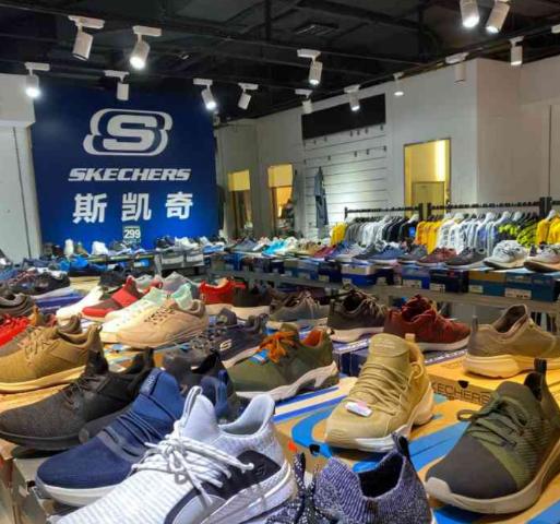 之前专卖店看的斯凯奇GO WALK7健步鞋接近700，结果某品会上200多，买回