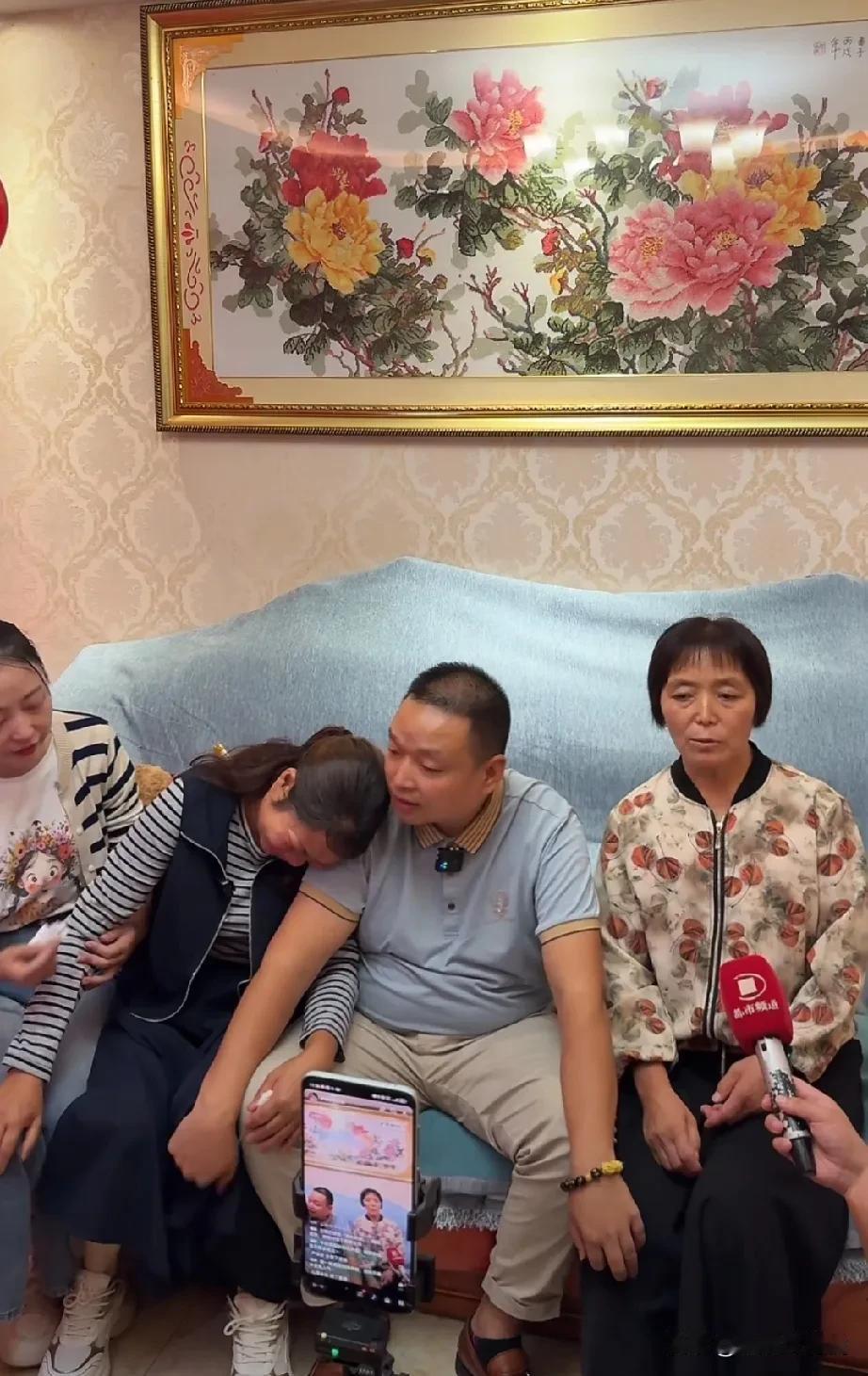 王晓举就不应该把亲妈妈带到养母亲认亲，

你瞧，养母只顾着自己在那哇哇说个不停，