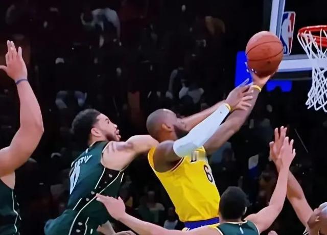 贝弗利回忆起那“黑暗时刻”，
简直让人义愤填膺！
他说詹姆斯被塔图姆打手，裁判明