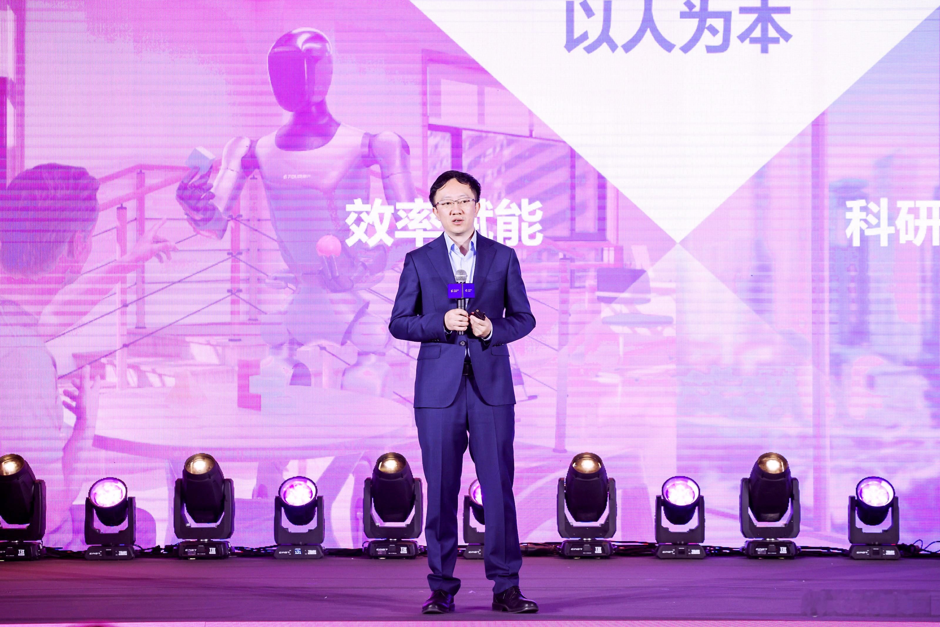 今天去听傅利叶创始人兼CEO顾捷分享创业十年的体会，也是难得当下有一个做具身智能
