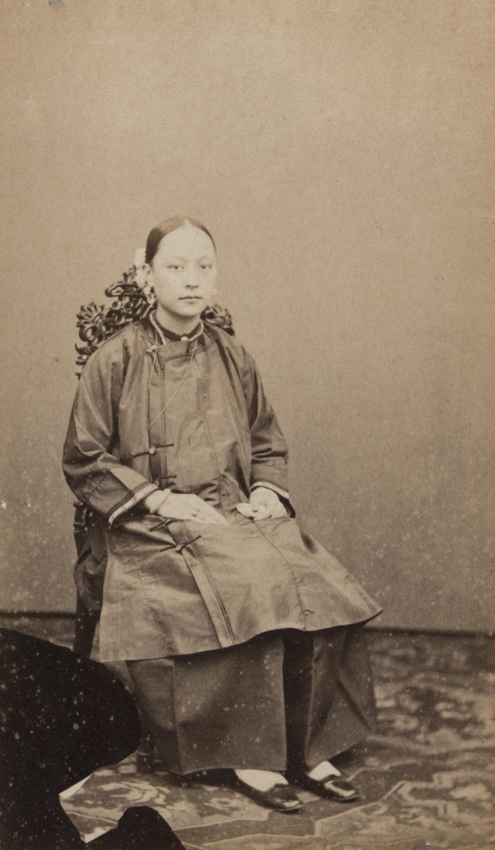 女子肖像，1890年 ​​​