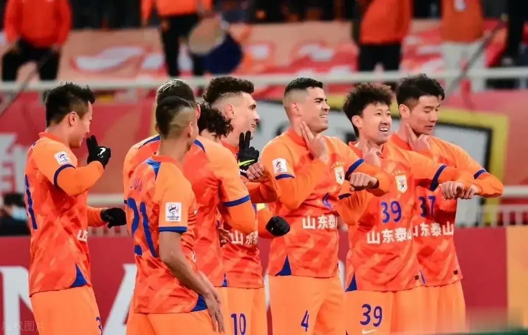 
不懂就问，亚冠比赛泰山队6-1战胜卡雅之后为什么好多队员统一站在一起向观众席做