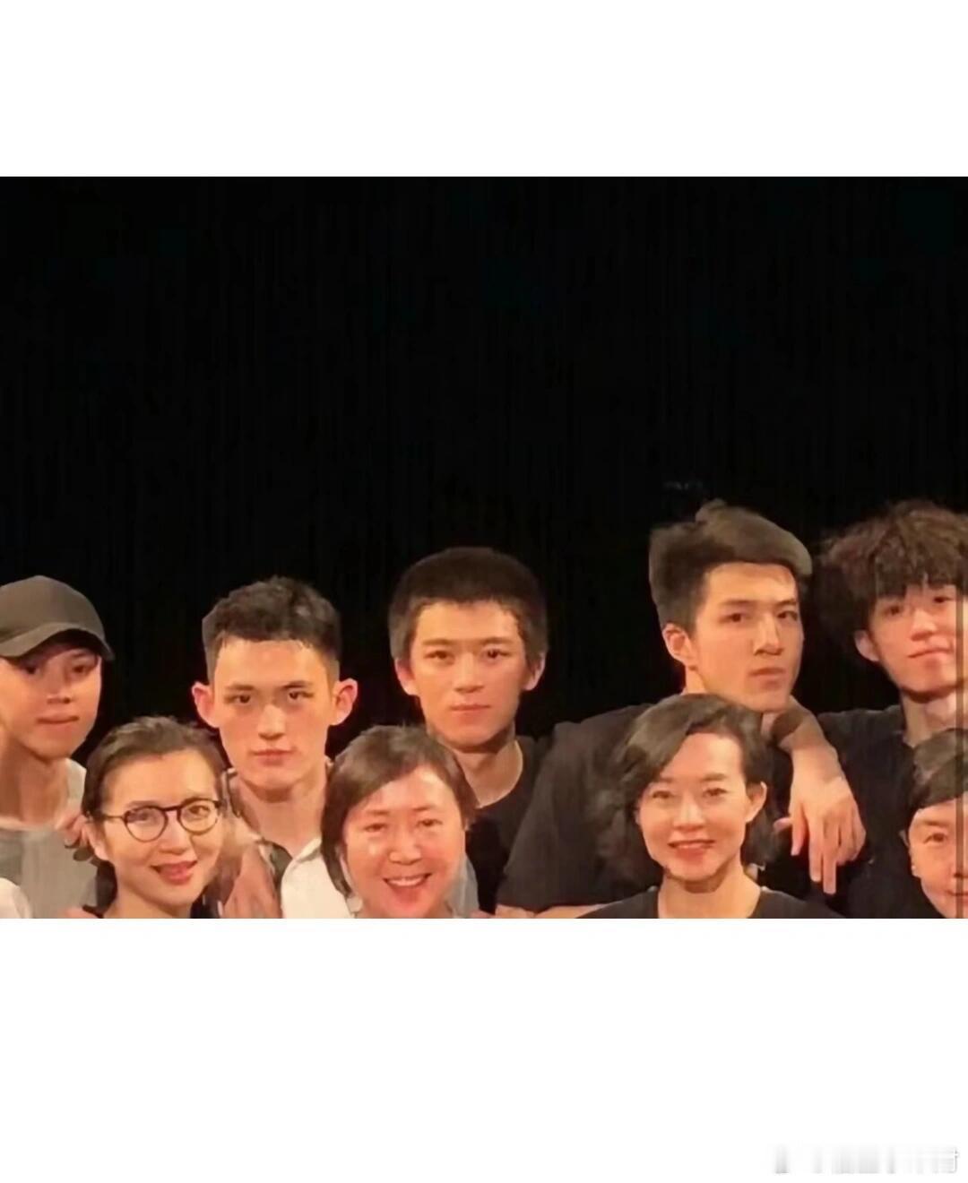 这样的王星越你能认出来吗？事实证明，人只要一火就什么都能被扒出来蔬果公旧照合集王