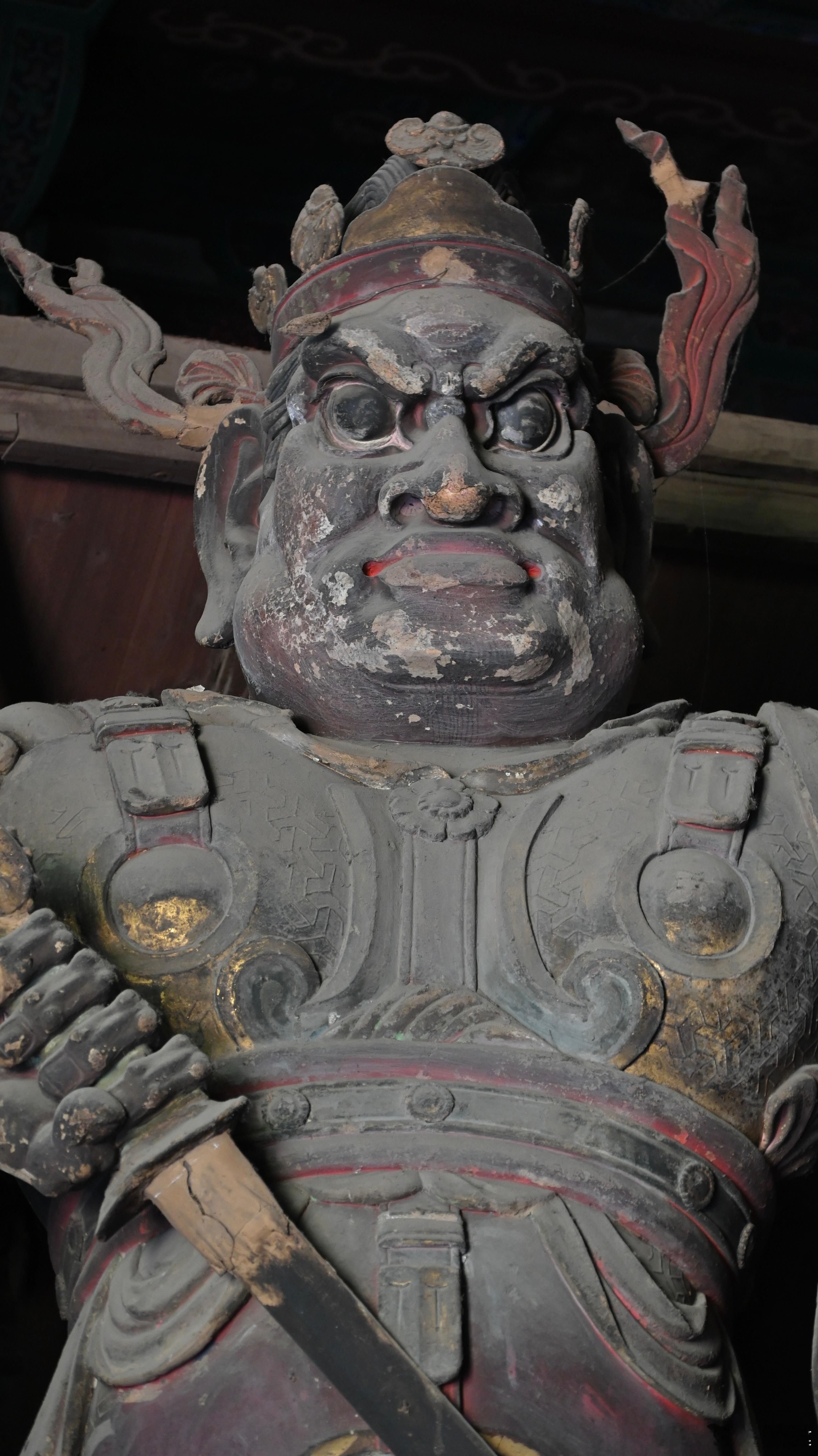 华严寺薄伽教藏殿佛坛东南，东北的两位天王像。#古建筑[超话]# ​​​