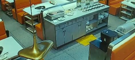 江苏南京，一女子突然来到餐厅，看店长不顺眼，竟以“老板娘”的身份，对他破口大骂5