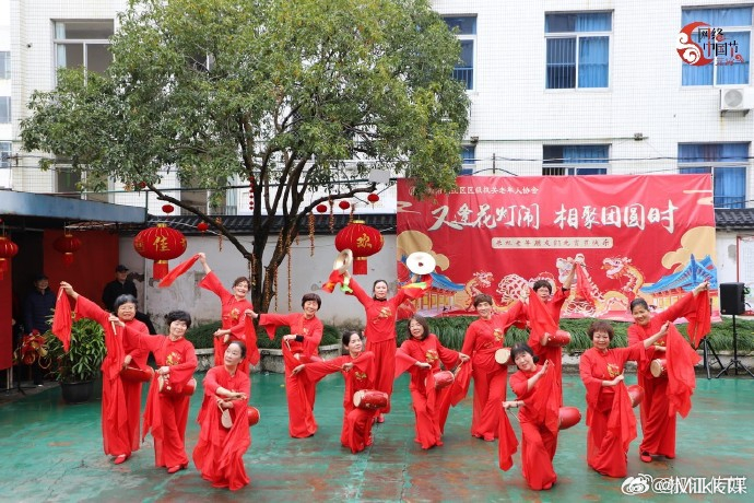 银龄闹元宵台州老年人齐展风采 椒江老干部元宵联欢超燃！才艺绽放，笑语盈盈，既添节