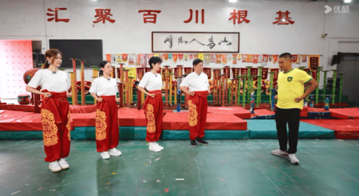 姚安娜听到扎马步一个小时的反应姚安娜这段萌而不自知姚安娜在舞狮基地换上练功服体验