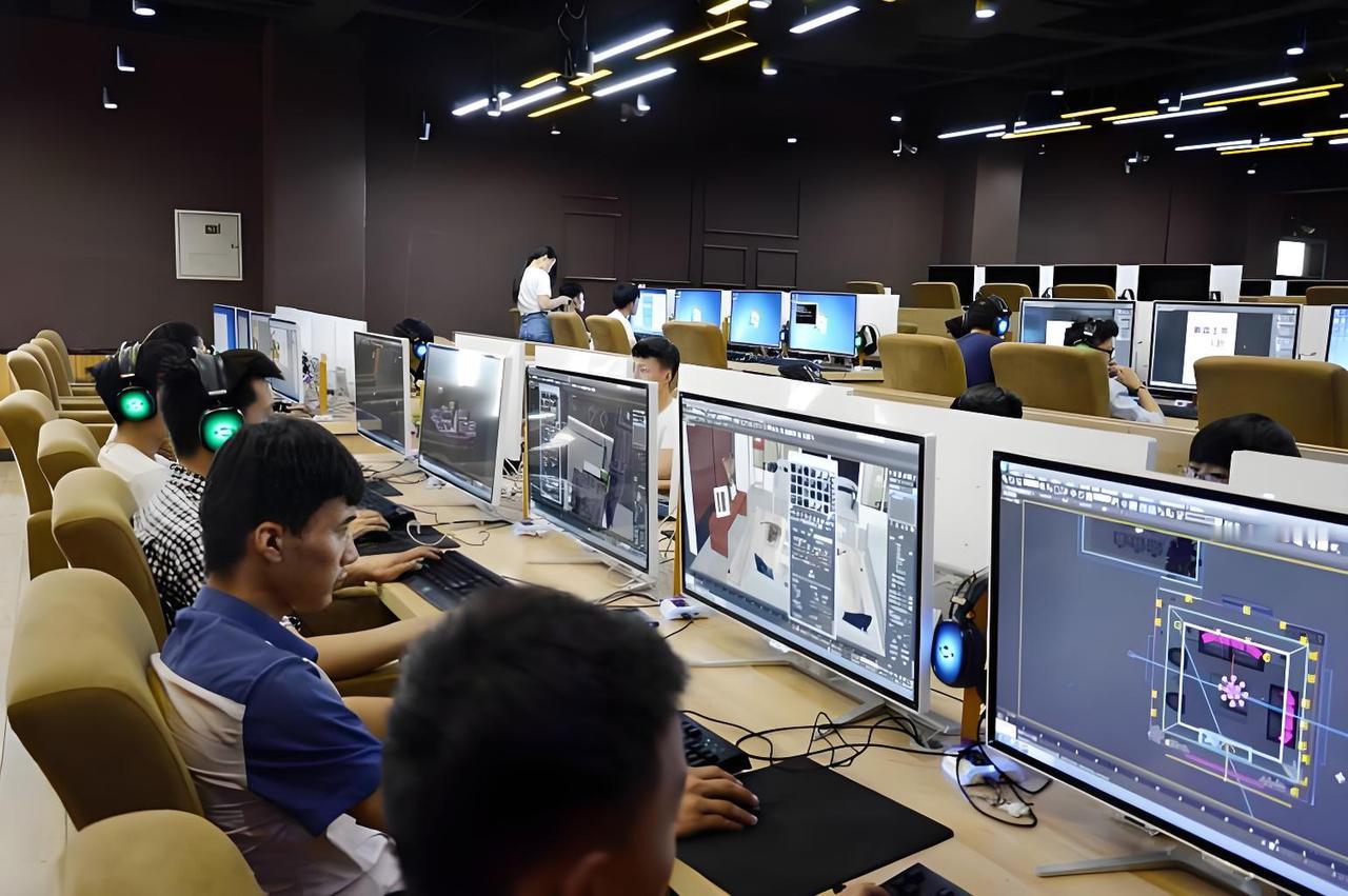 未来三年计算机就业真实现状！不吹不黑大实话💻
很多同学纠结：未来三年计算机还吃