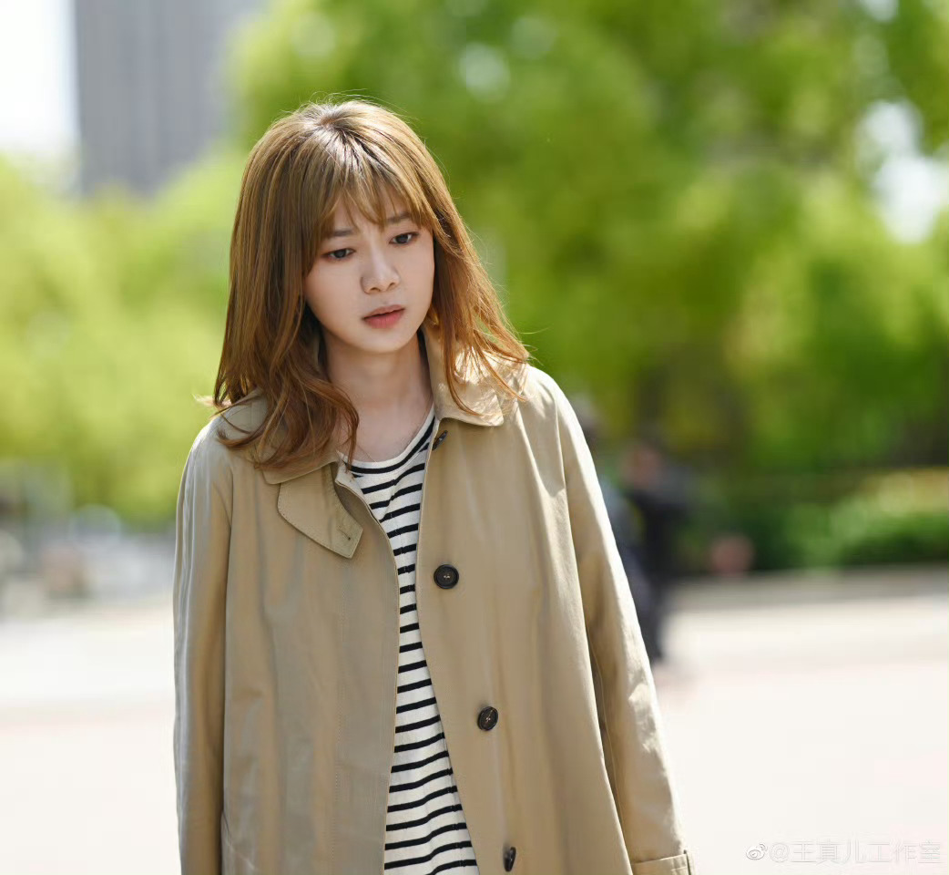 哎哎这个小黄毛刘海妹真的特别美萌啊。。 