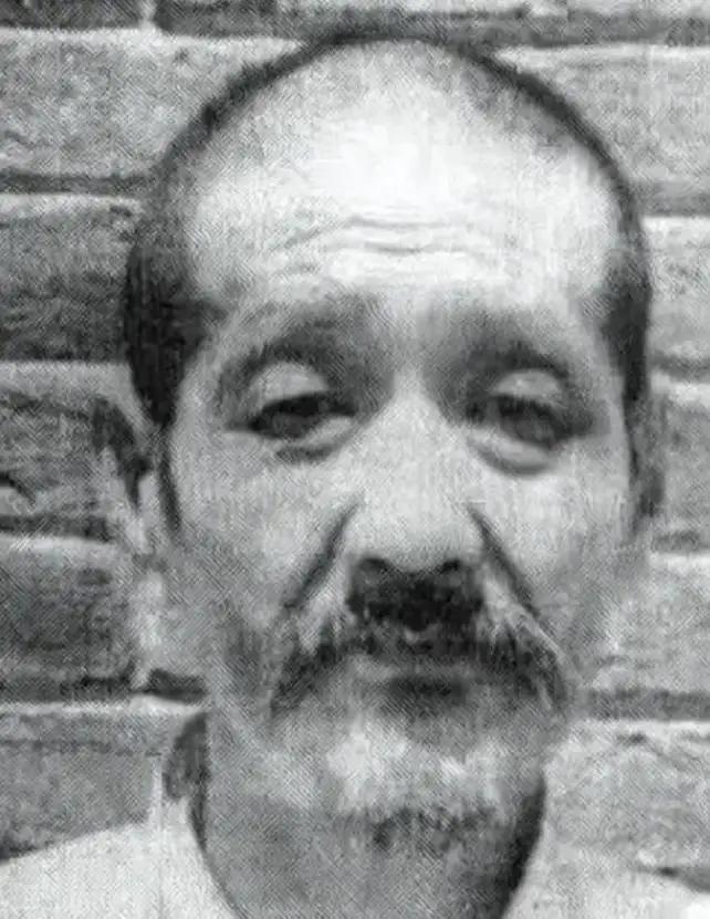 行刑人员冷冷看了他一眼，没说话，最终还是点了点头——把瞄准点移到了胸口。

这一