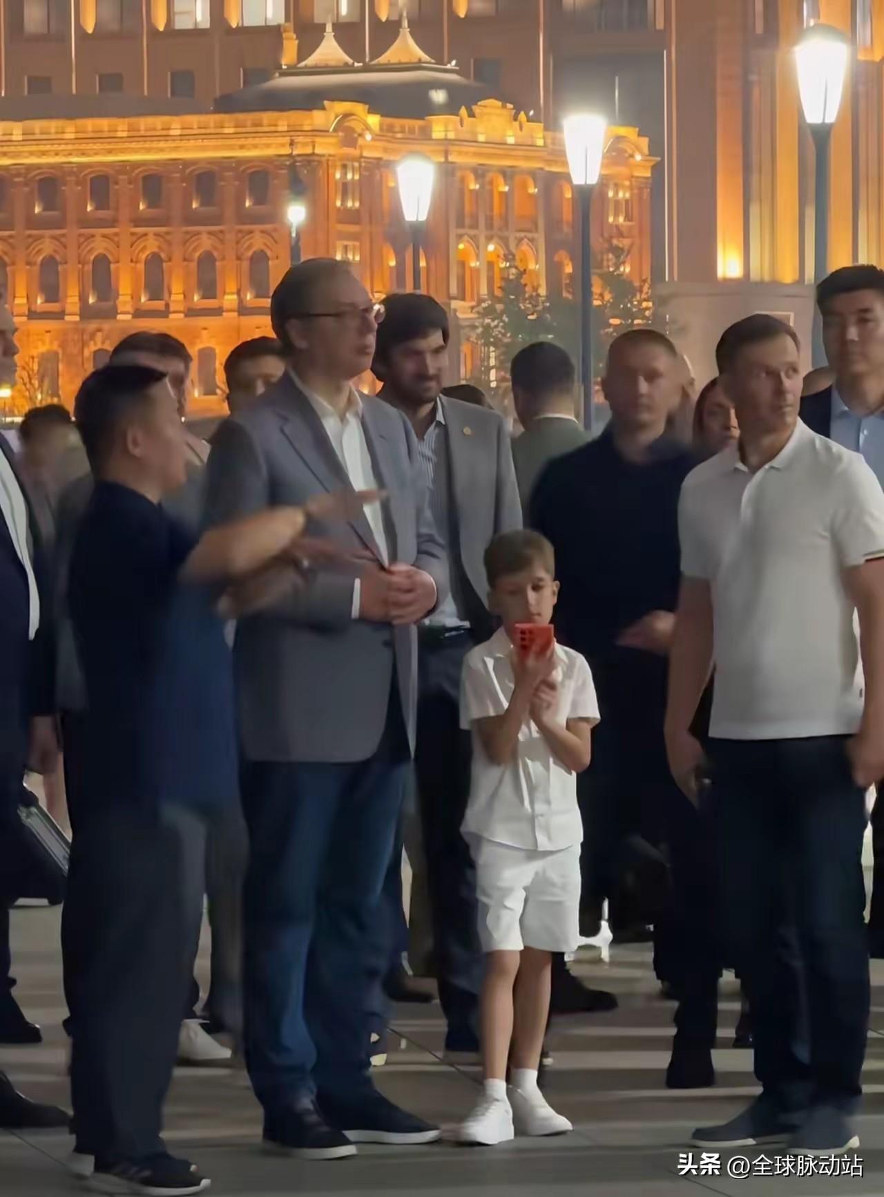 塞尔维亚总统武契奇的小儿子武坎也跟随时父亲夜游上海美景，一身白色衣服在人群中很是
