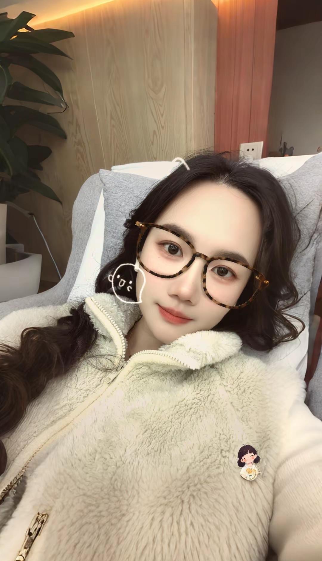 “二月终，三月启，愿你我       往事随风不回头，前方万景静无忧。”