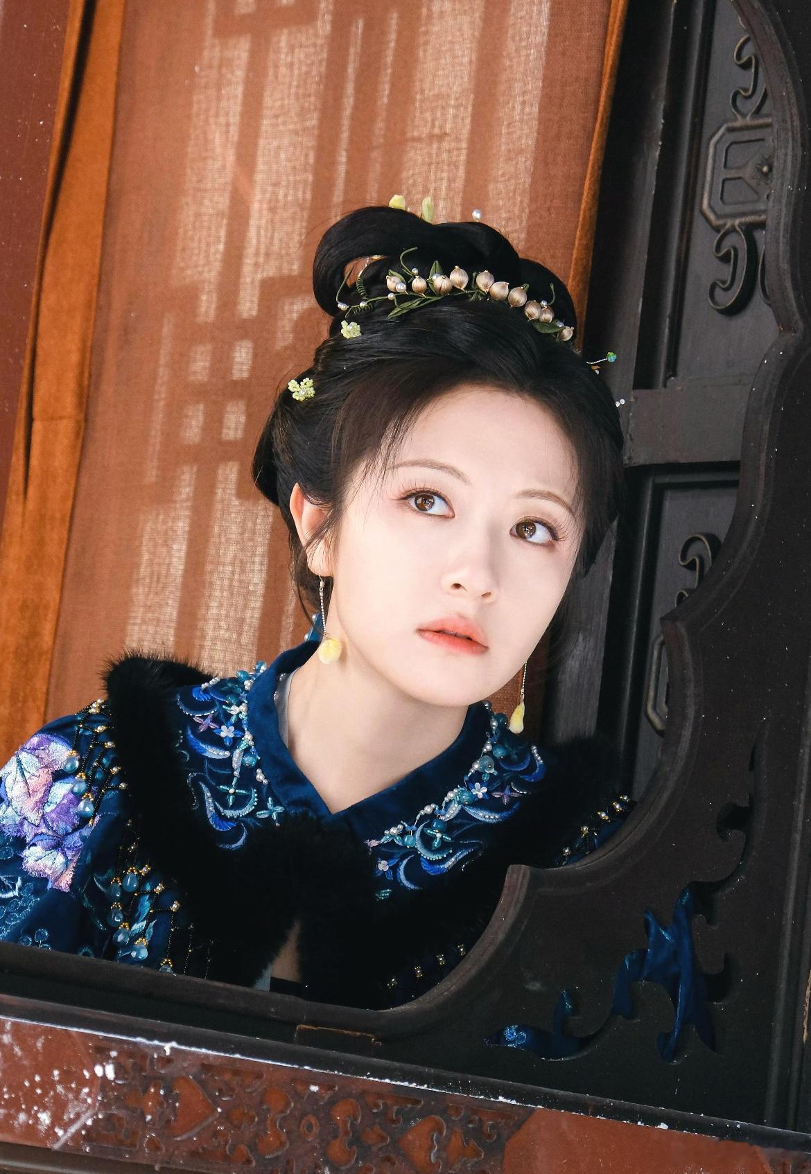 李兰迪这次在《朝雪录》里真是让人眼前一亮！从妆造来看，没有一味追求夸张华丽，反而