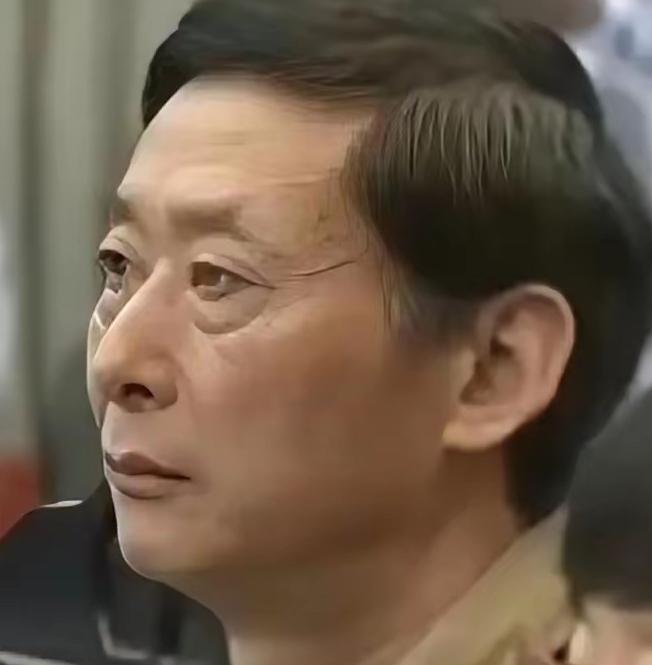 妻子死在自家床上，门从里面反锁，现场没有撬锁痕迹。警察看了一圈，得出结论：最大嫌