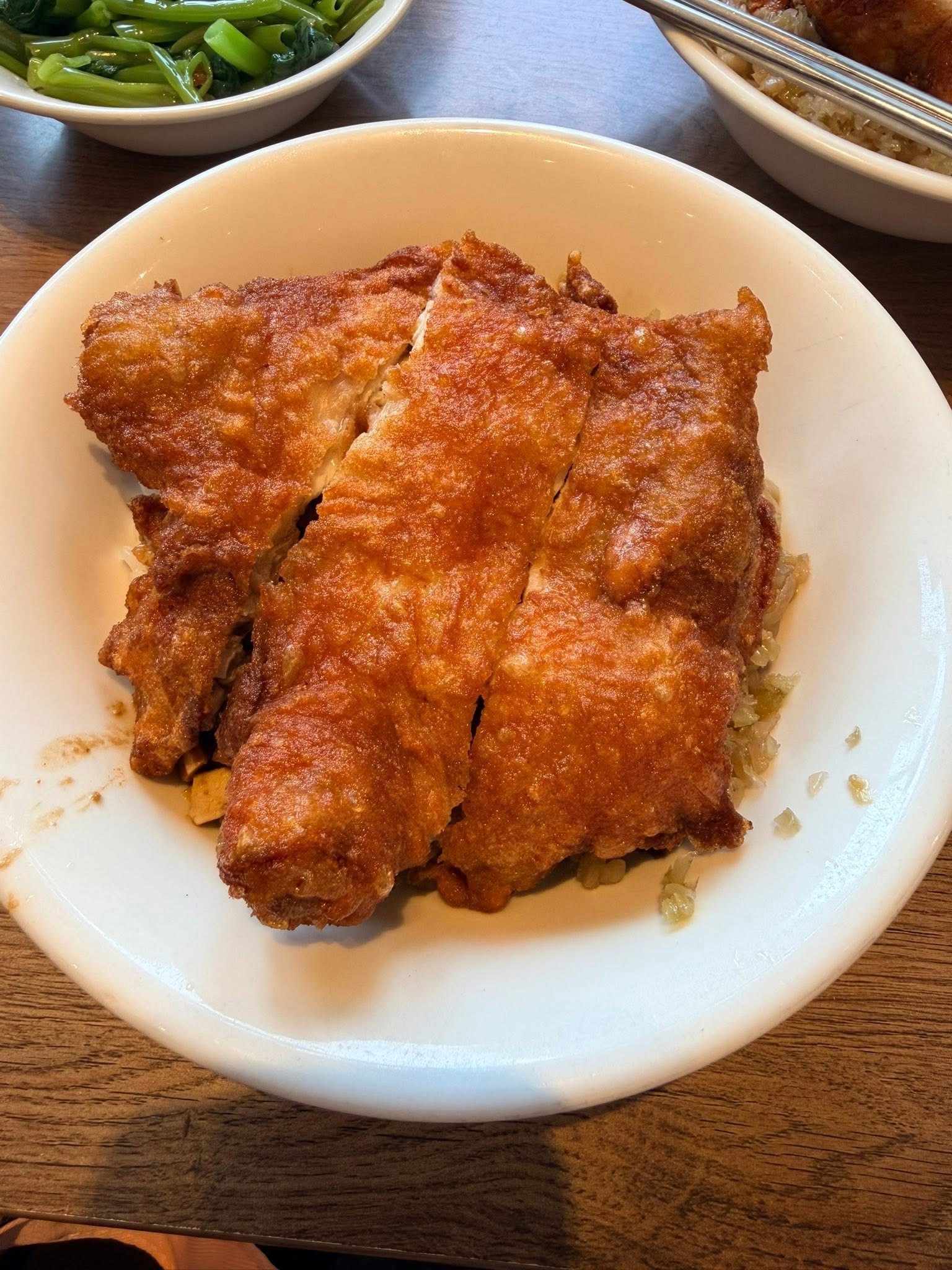 林心如时隔多年重回淡水，带着女儿打卡当年的排骨老店。店铺虽已更名，但味道依旧没变