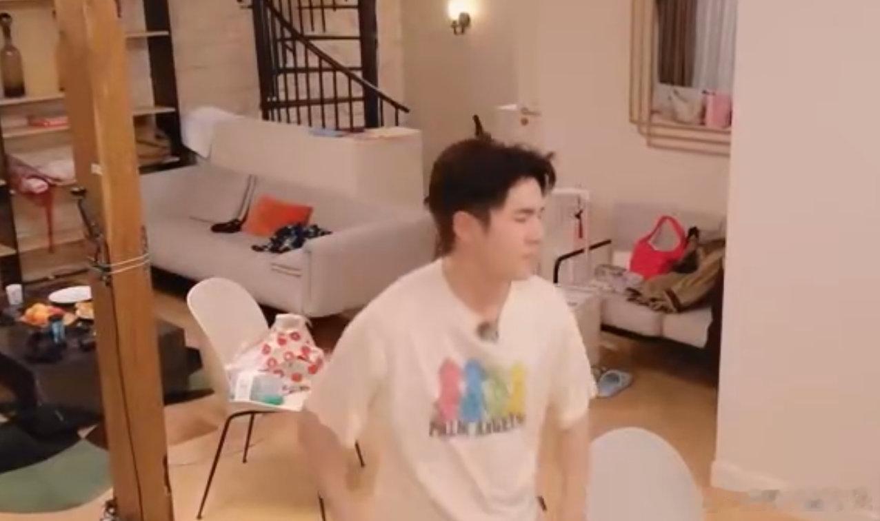 李佳琦[超话]李佳琦擦桌子刻进dna里了合伙人们刚瘫沙发上，琦琦已经把桌子擦得能