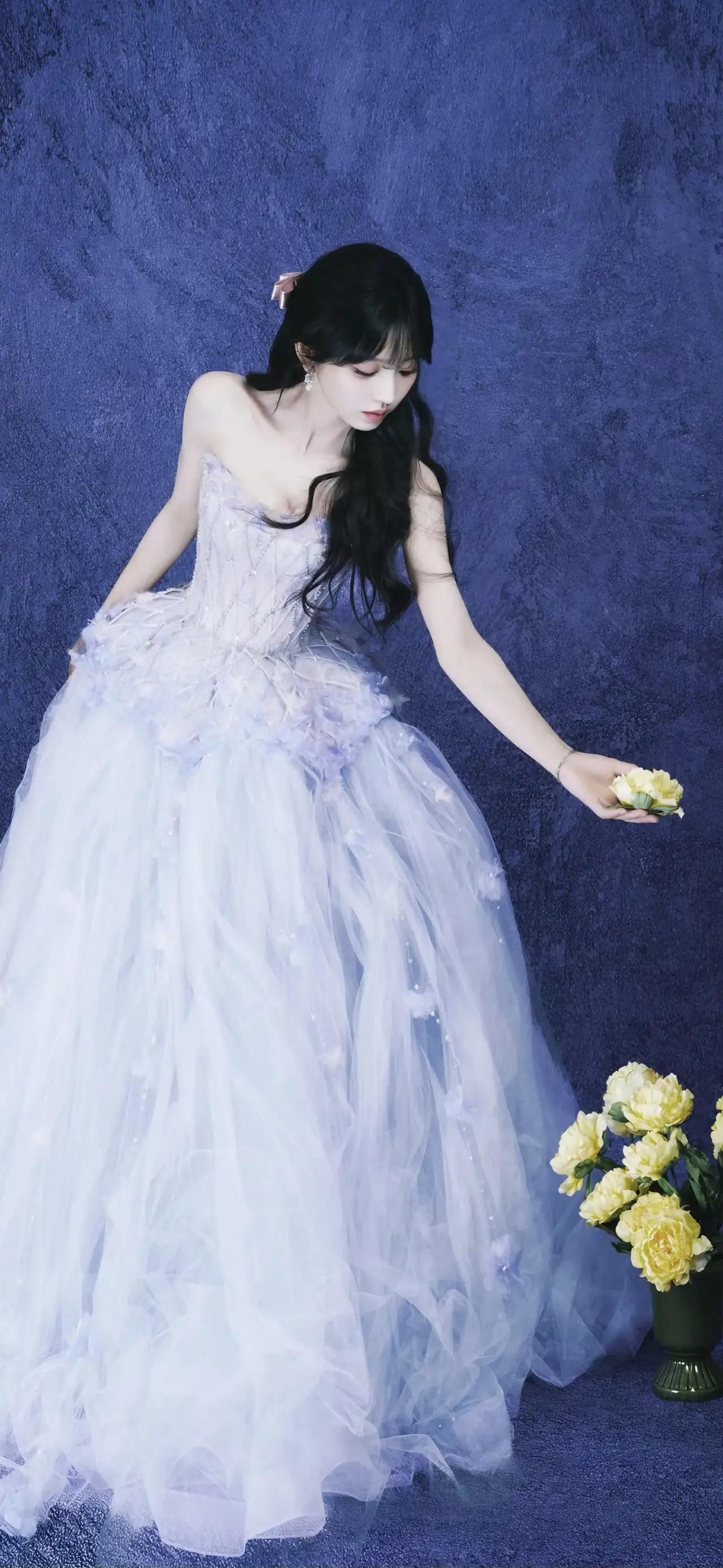 美女壁纸～田曦薇，雾蓝纱裙裹着星光，卷发黑丝垂落肩头，在深浅交织的蓝里，藏着独属