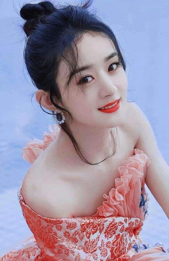 惊艳的东方美人，红唇与黑发相映成趣，优雅迷人。