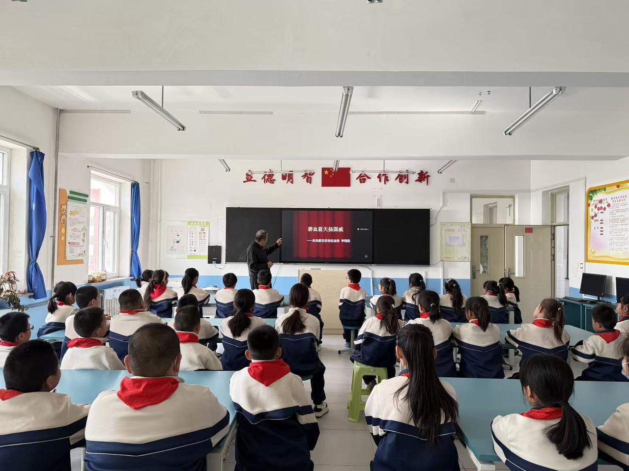 4月8日，东北航空历史纪念馆馆长李伟民，来到了法库县五台子小学，给同学们上了一堂