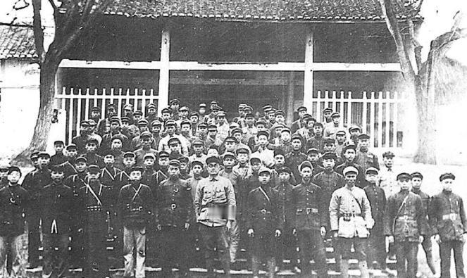 1934年，800名红军在路过贵州时突然消失，中央找寻多次都没有查到他们的下落。