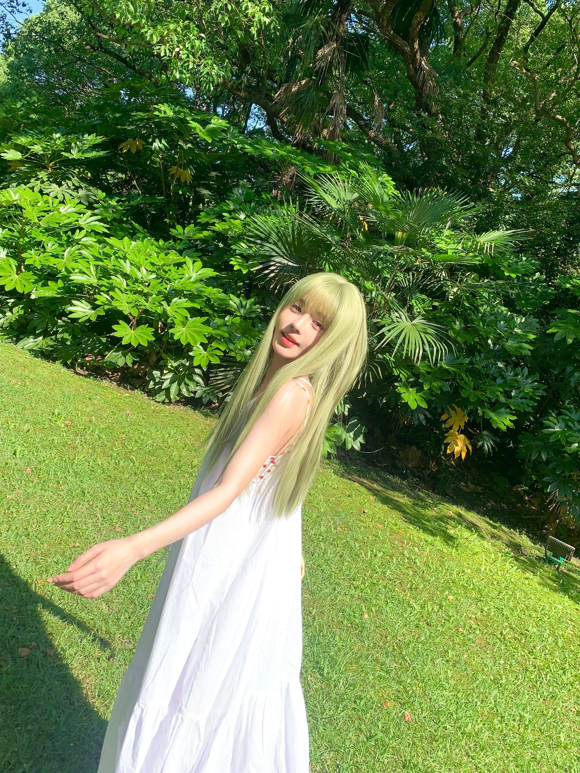 #鞠婧祎绿发# 今天是绿色的小🍊，好像森林里不谙世事的小精灵，怼脸拍美得我失语