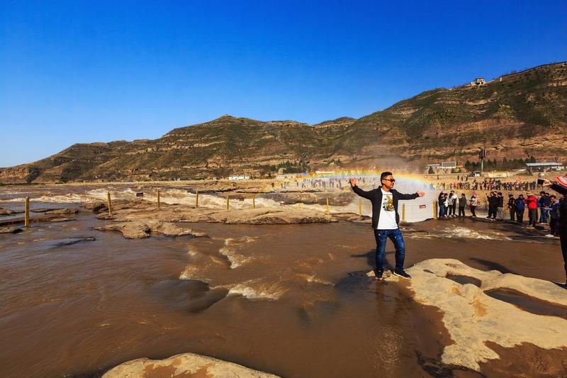 男子在壶口瀑布外喊话被景区投诉 最近“男子在壶口瀑布外喊话被景区投诉”这事挺火。