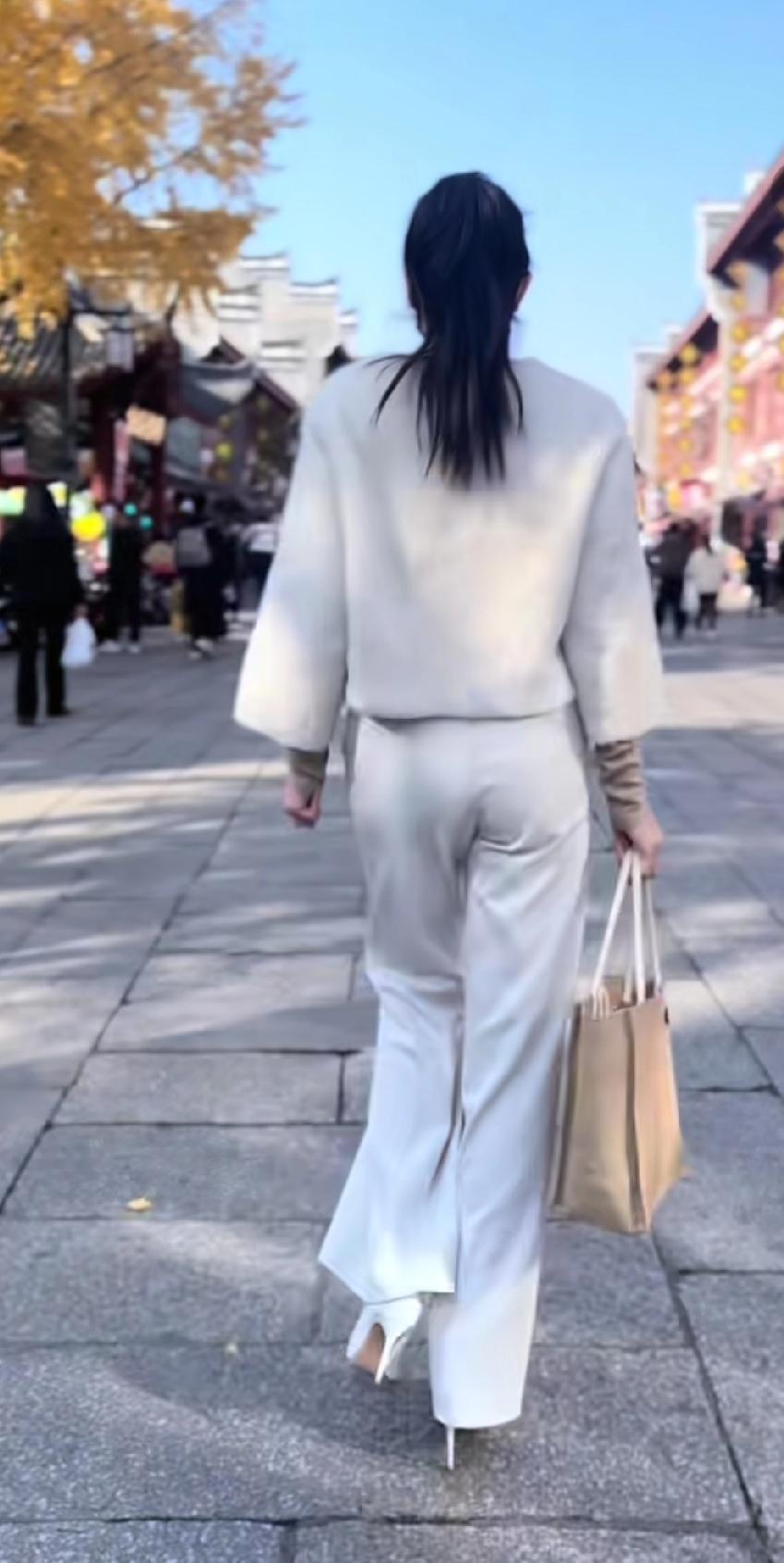 秋日想优雅出街，白色套装加高跟鞋这搭配绝了。像“浅灰细跟鞋＋白裙＋灰外套”就是万