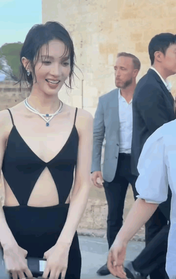 太瘦了
感觉像每天吃不饱饭一样
女明星个个瘦成了竹竿
娱乐圈畸形审美什么时候才能