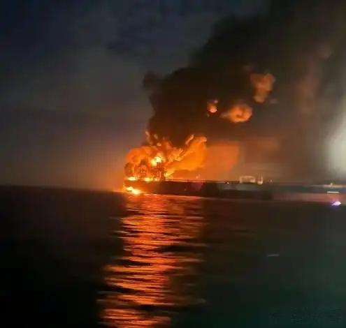 《黑海突发：乌军无人艇奇袭俄油轮，疑载印度石油
   当地时间10日，黑海海域发