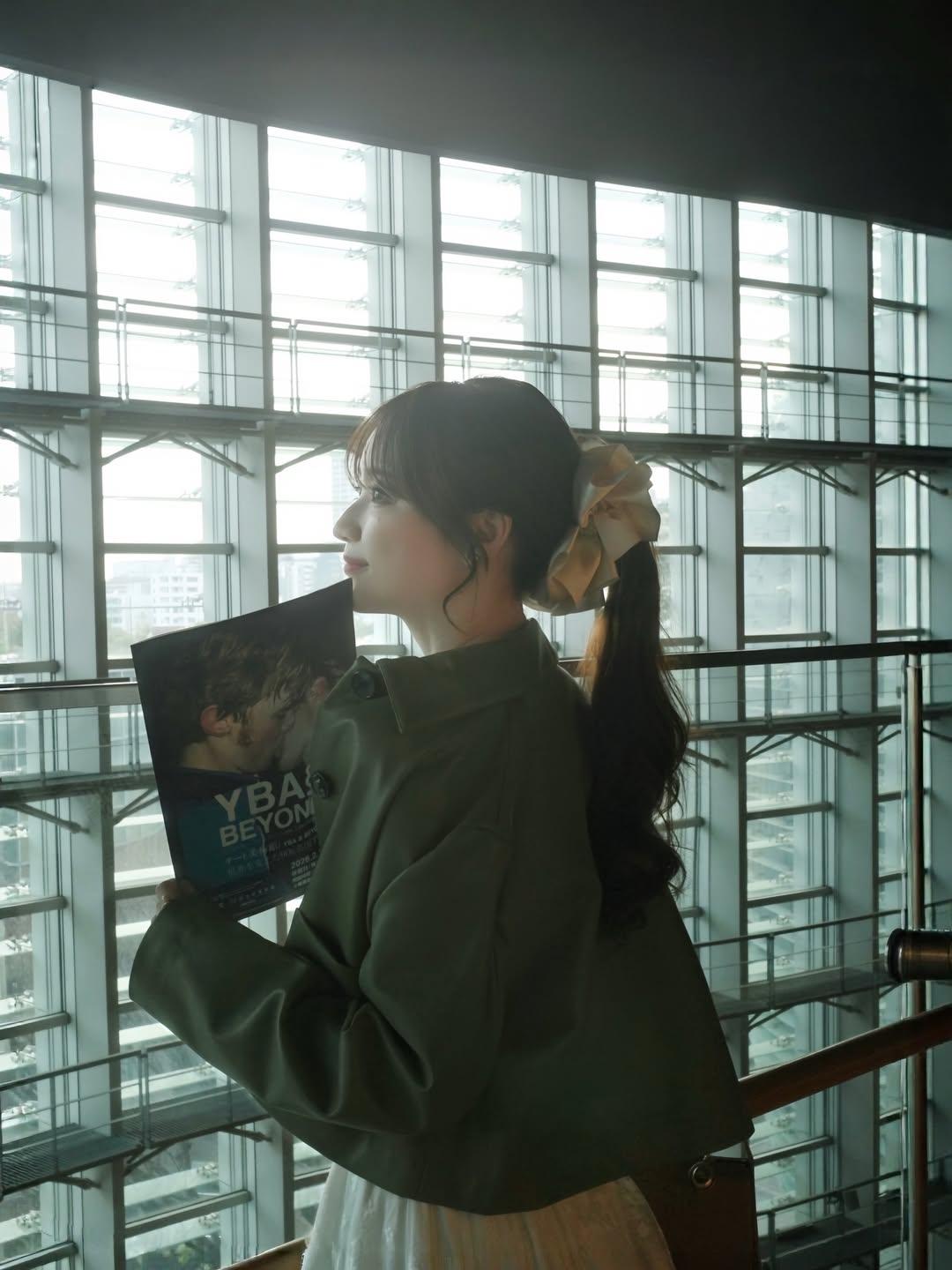 我见过的一个绝色美人，真的让人一眼难忘。她留着利落短发，衬得脖颈线条清瘦又利落，