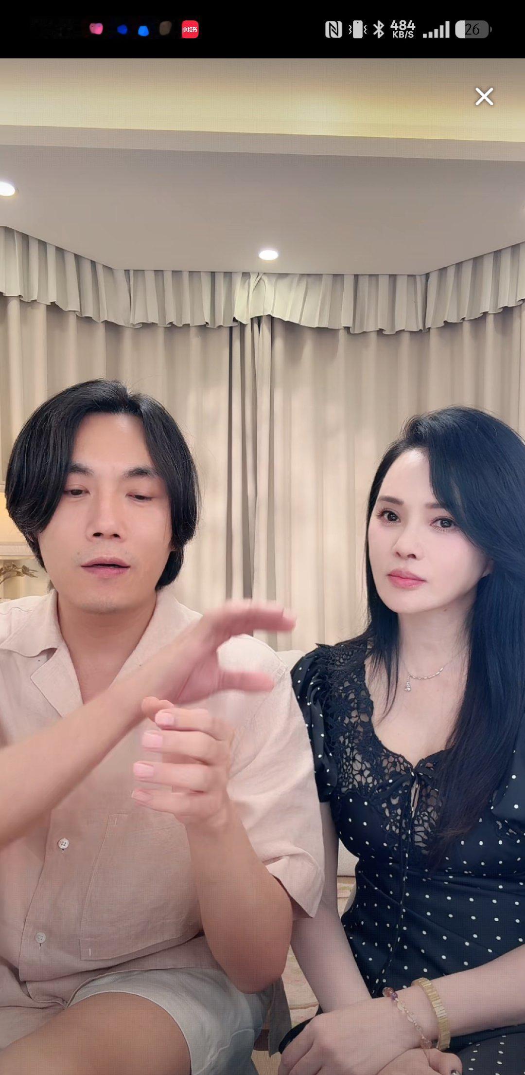 "秦昊，你当初到底喜欢我什么啊？"

"皮肤白，胸大。"

"秦昊！这可是直播！