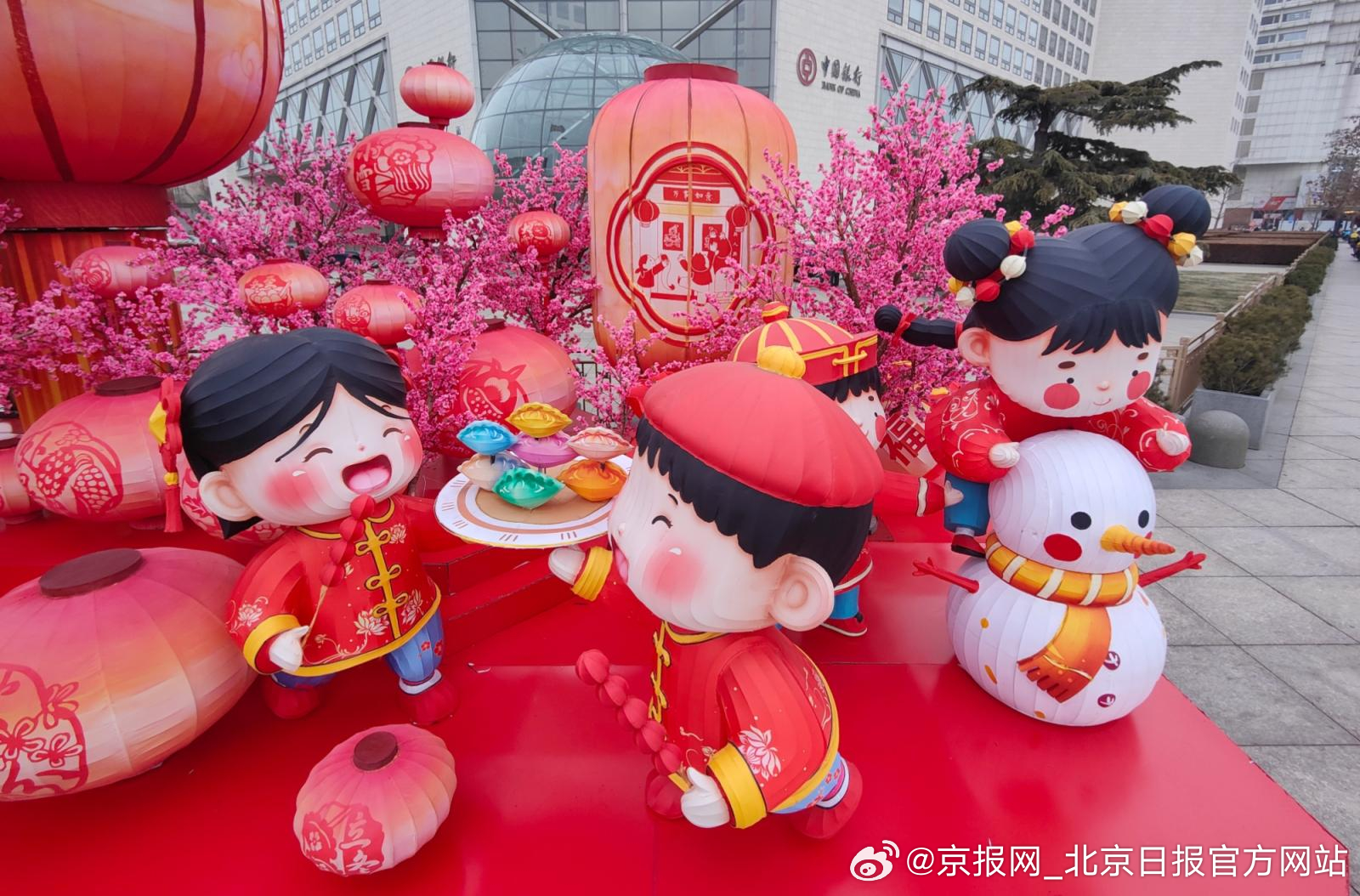 【北京街头“非遗”景观迎新春】今年是春节“申遗”成功后的首个春节，北京的大街小巷