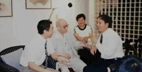 1993年夏天的台北，一个穿着灰色夹克的男人推开了一座院子的门。屋里，一位92岁