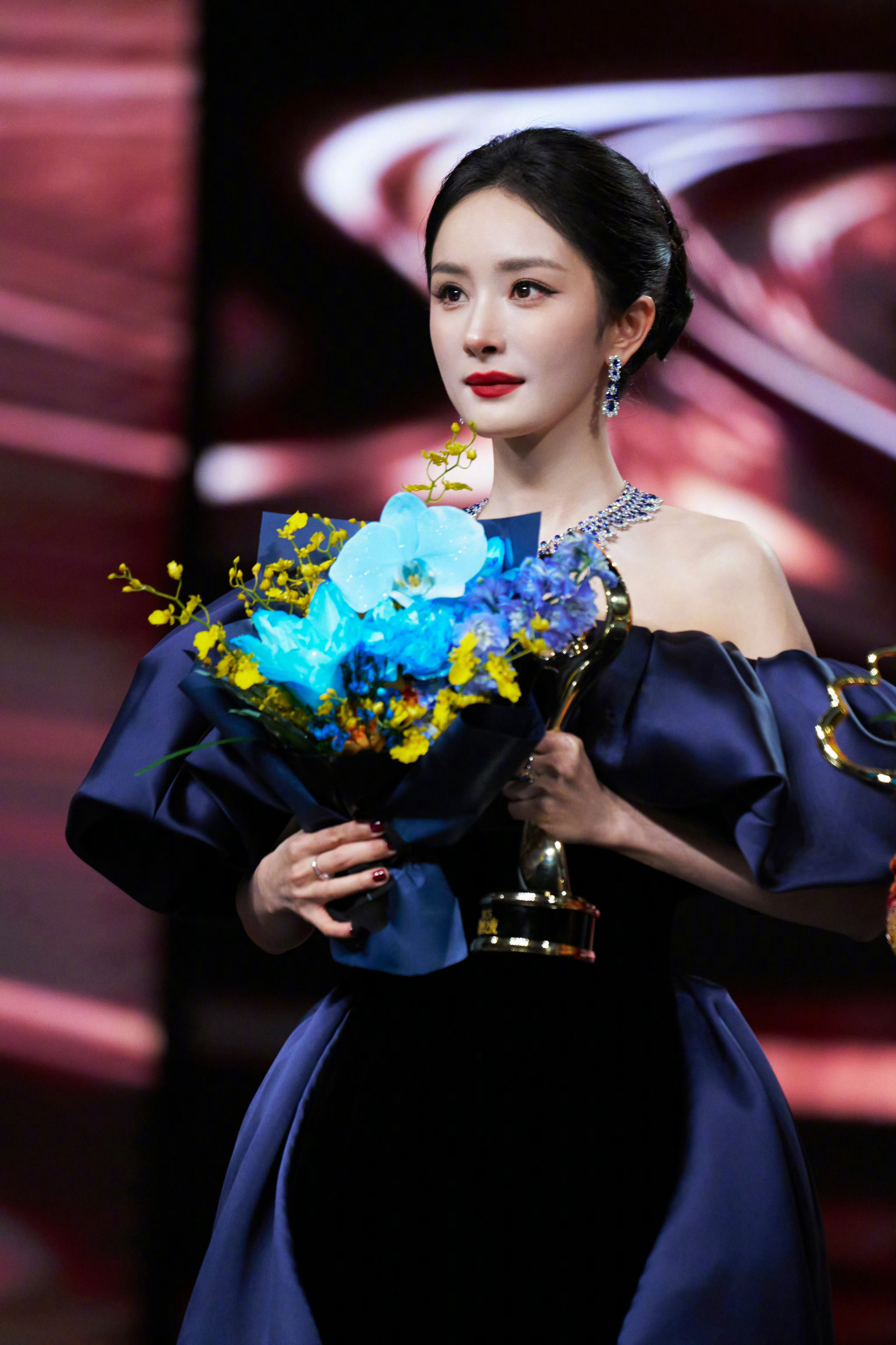 第三次拿下微博QUEEN，还获年度荣耀演员，是首位三封微博QUEEN的85后演员