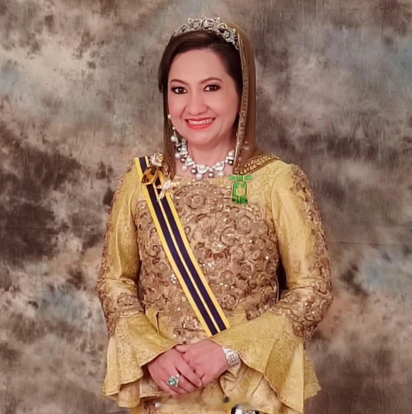 王室王室马来西亚王室玻璃 玻璃王储妃，她可能真的有阿三血统，因为合影的似乎是她哥