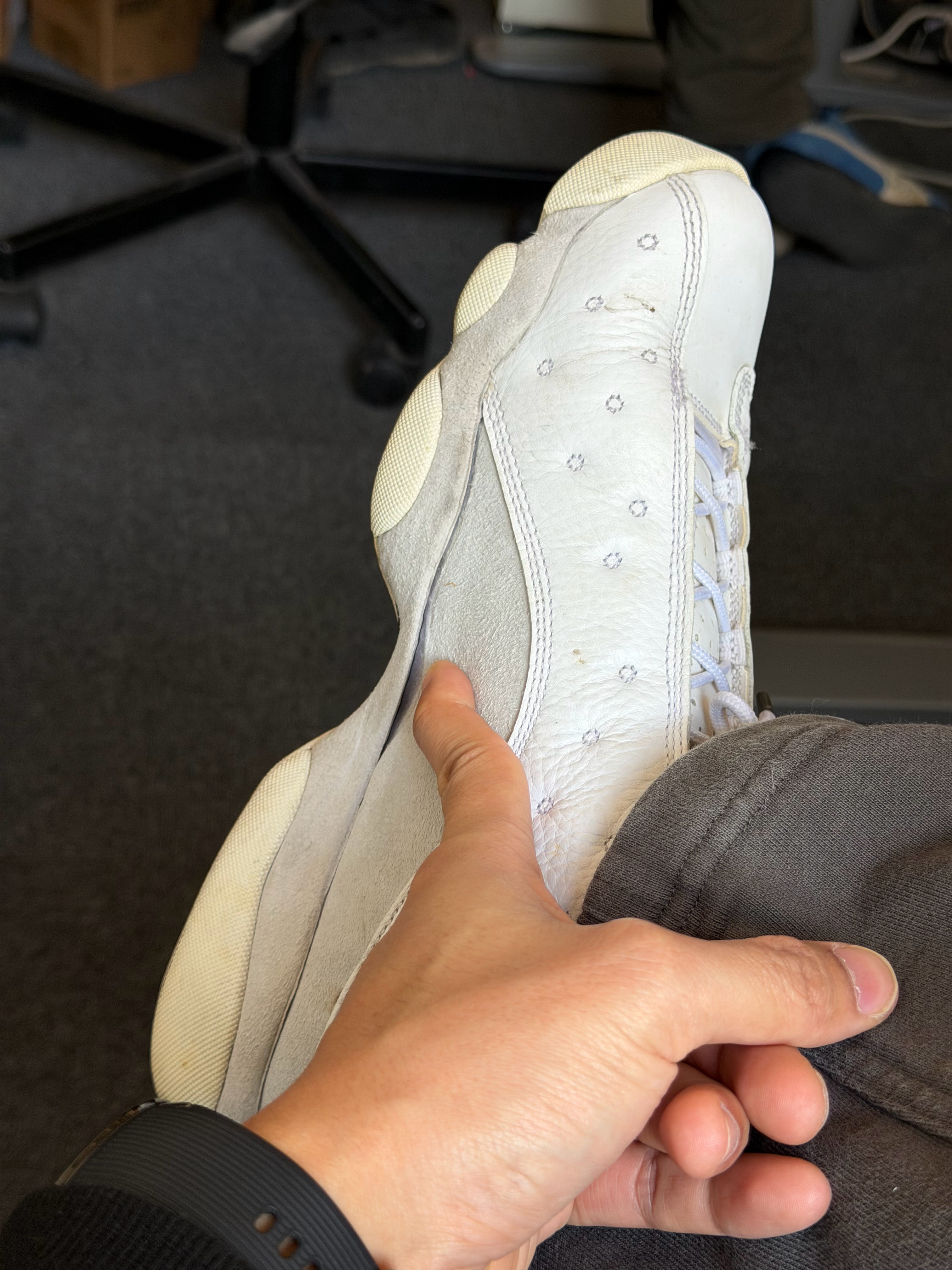 这双 AJ 应该 8 年前买的，穿了不超过 10 次今天心血来潮穿一下发现开胶了