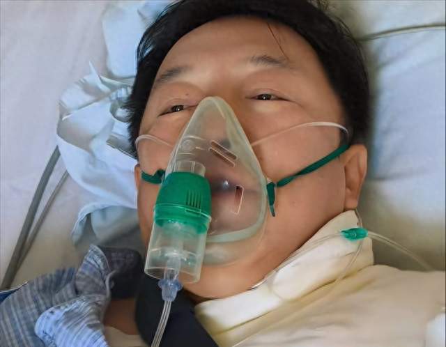 曝52岁黄渤骑自行车遭意外！家门口摔倒紧急手术，锁骨骨折太遭罪