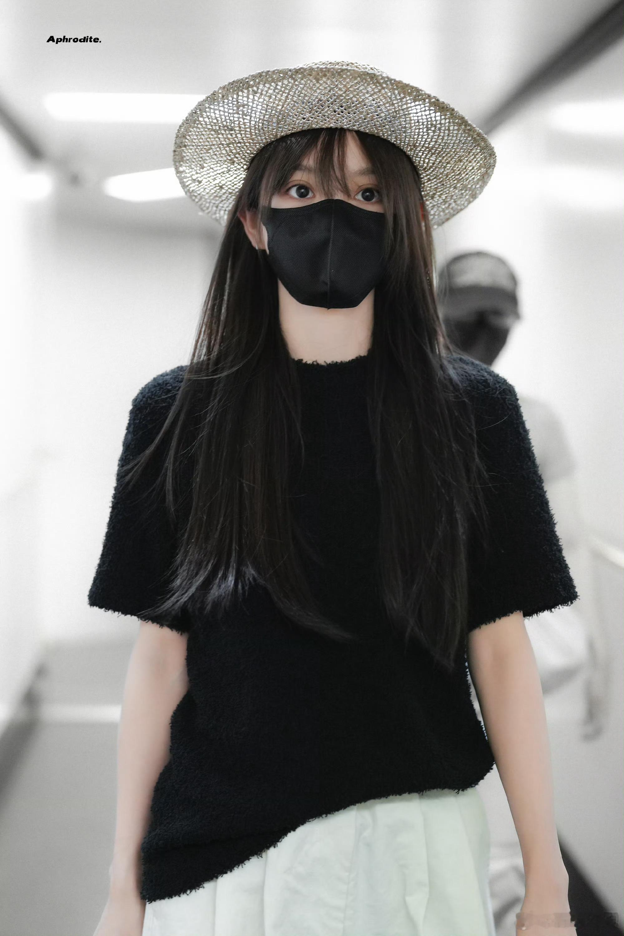 田曦薇戴草帽路透田曦薇素颜戴草帽田曦薇戴草帽路透好可爱呀，芜湖 