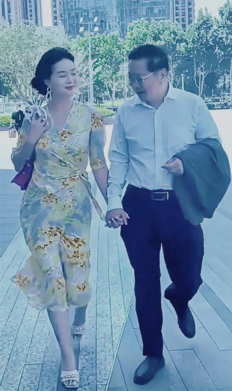 黄色战袍，耐人寻味。