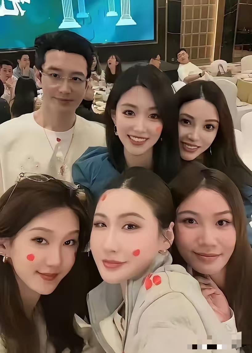 黄教主终于选对赛道！弃网红女星，牵手名校富二代才女，事业爱情双升级，眼光太毒。