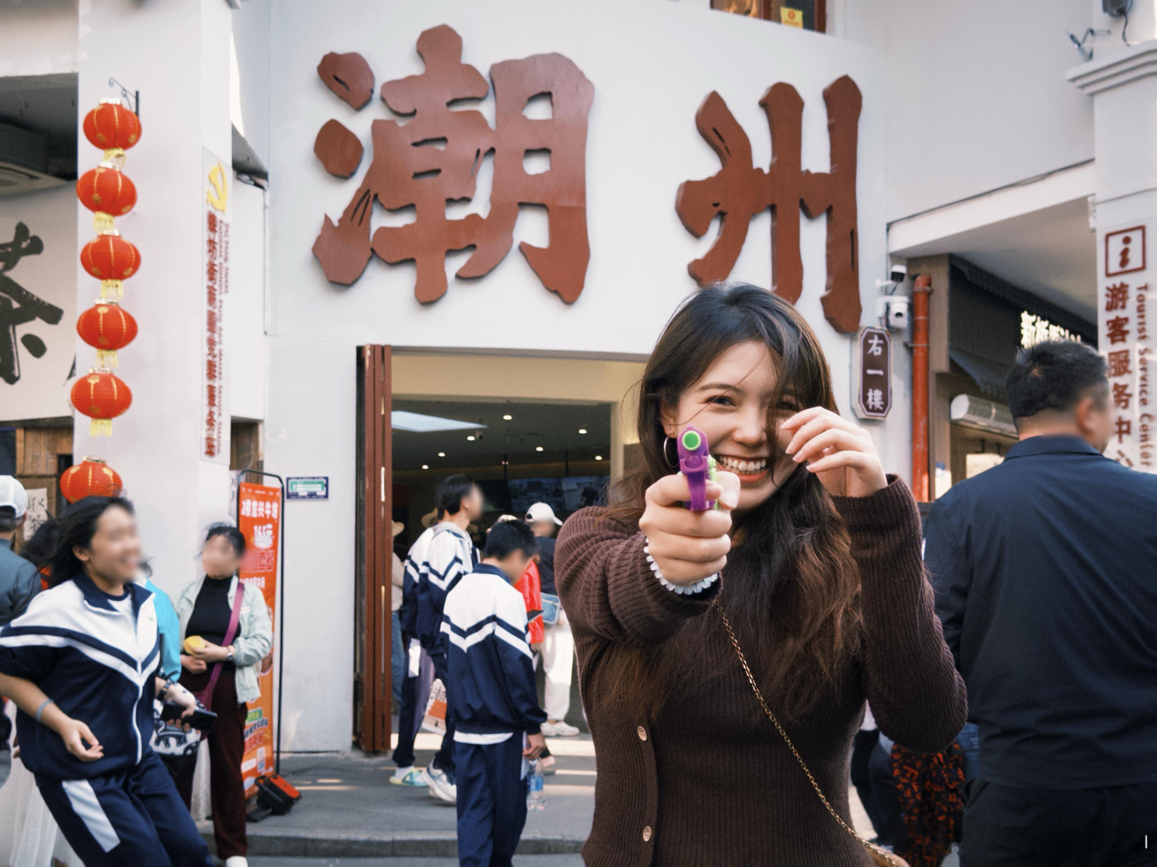 抢了学生的🔫玩，哈哈  ​​​