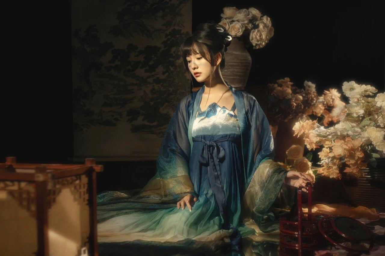 绝美汉服写真｜把少女的气质体现的淋漓尽致这组汉服写真真的太惊艳了！
小姐姐穿上蓝
