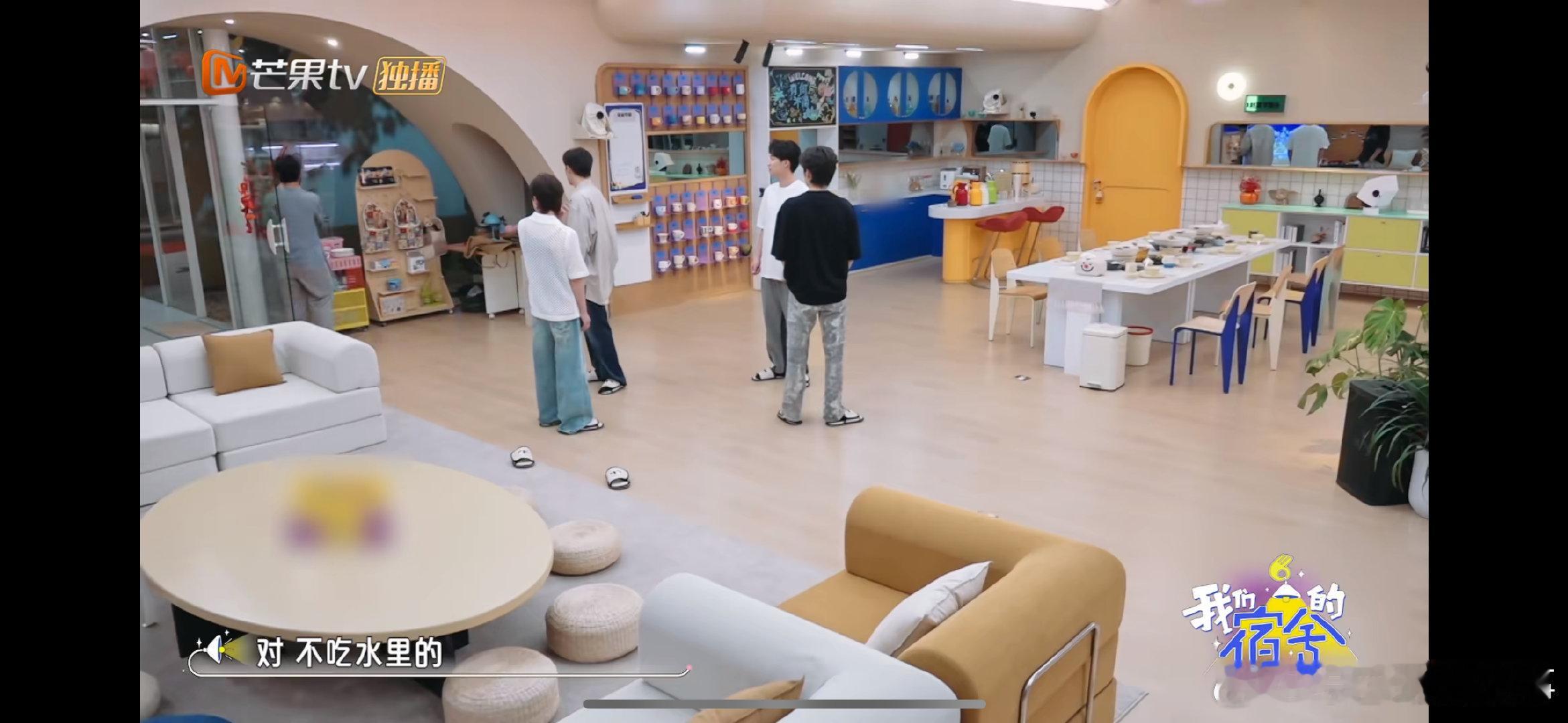 王安宇在吃这方面我可是很严谨的我们的宿舍 王安宇对吃的严谨中带着可爱！不吃水里的
