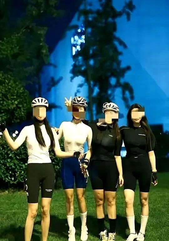 满大街的骑行裤，真让人看不懂。

男女混在一起露营，成何体统？

很多人心里都有