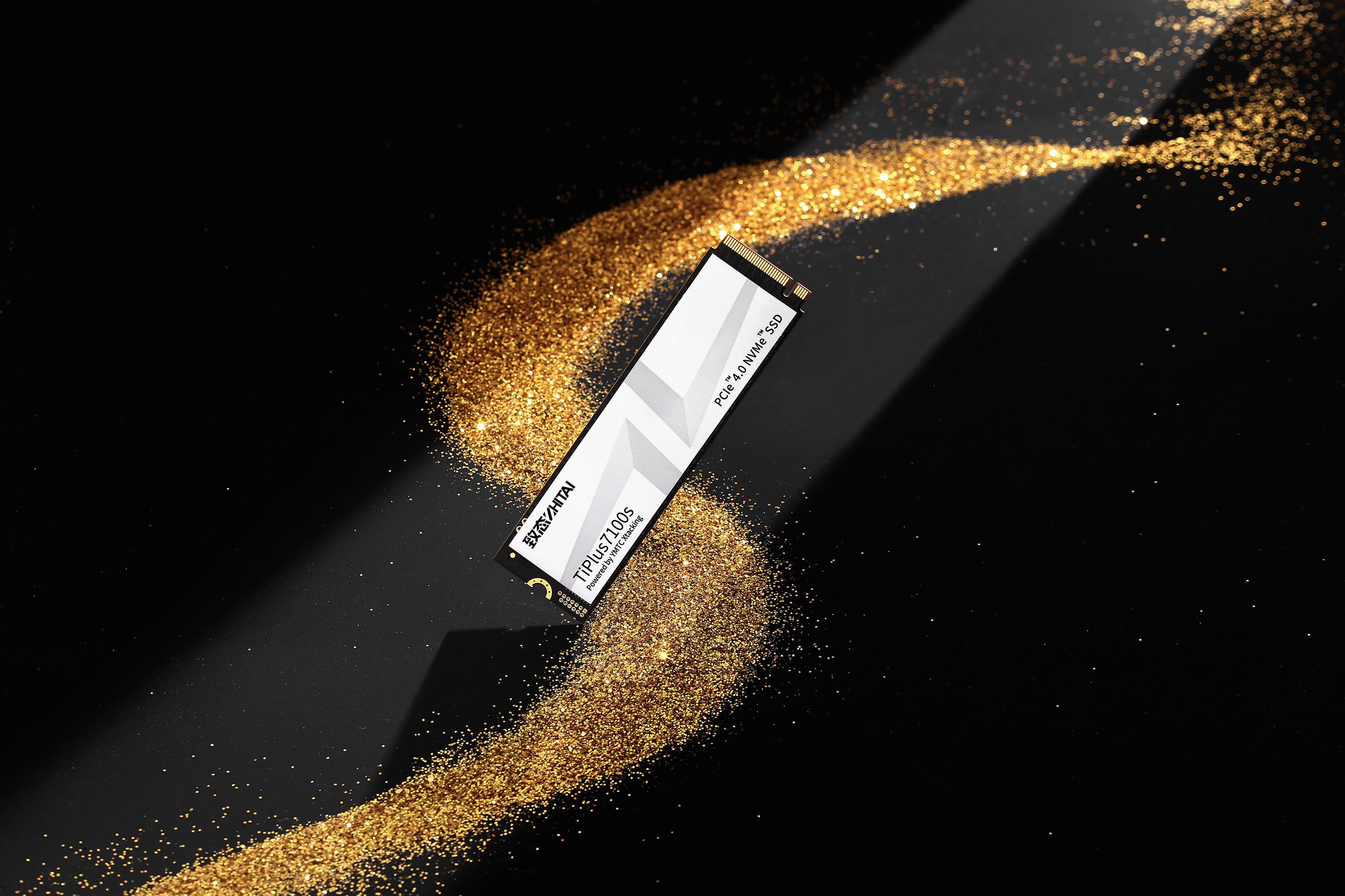 来上一组致态TiPlus 7100s的图赏，高性能的固态硬盘，越来越是刚需了。这