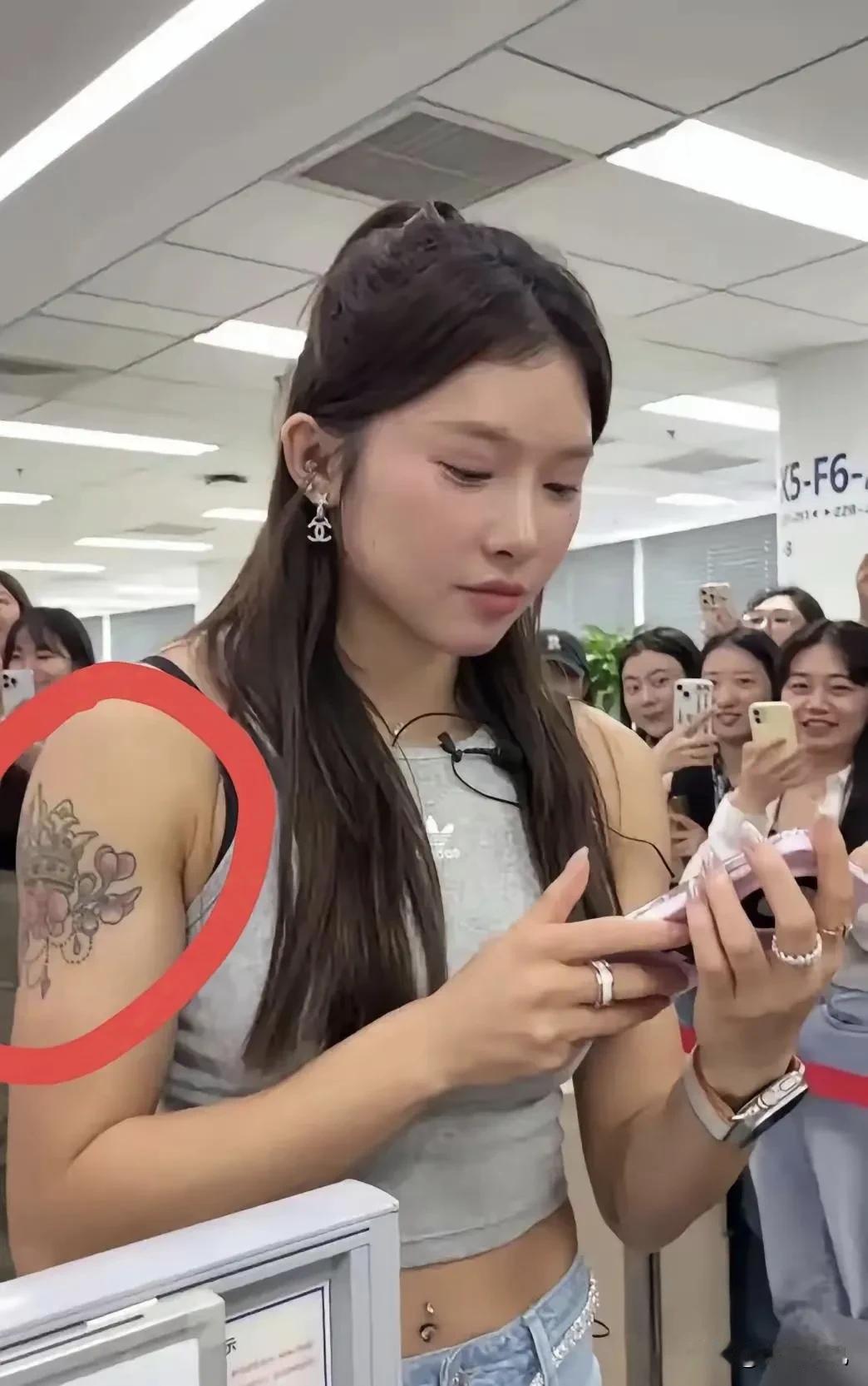 实话实说，吴艳妮，右臂上的纹身，挺好看的，还有肚脐眼上的白色东西，看起来个性十足