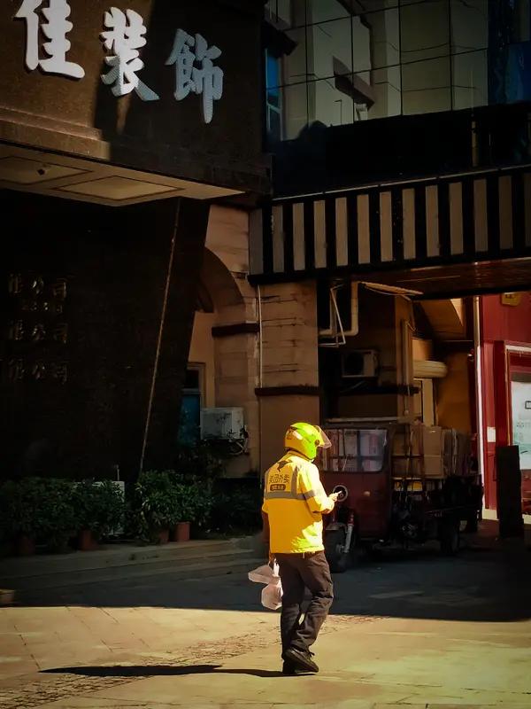 人是忙点好，还是闲点好，这还真不好说。人太闲了，心就容易乱，老琢磨些没用的事，越