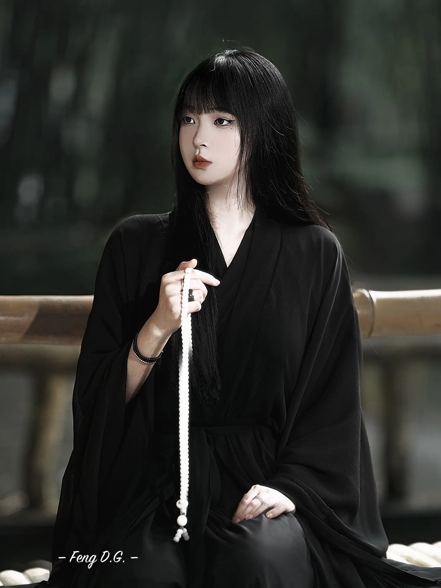 索尼a7m4丨黑色的清冷。🧚小天
清冷，就是低饱和咯～
拍摄的时候，面部一定要补光，特别是最近下了半年雨水的广州，没有灯，那就等于西方没有耶路撒冷🤣。我用的是100w常亮。实际开不到100瓦。控光需要技术的。想学的话，关注我呗